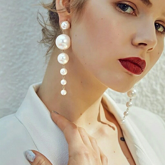 Jewelry - * Drop Pearl Globe Dangle Earlings*